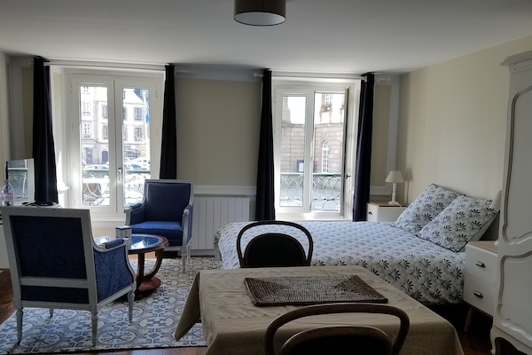 Comfort Studio | Living area | 80-cm flat-screen TV with digital channels, TV