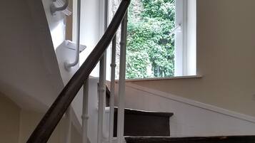 Eine Treppe mit Holzstufen und weißen Geländern.