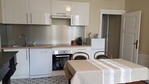 Fridge, microwave, oven, stovetop - Appart'hotel de la Mairie (Morlaix)