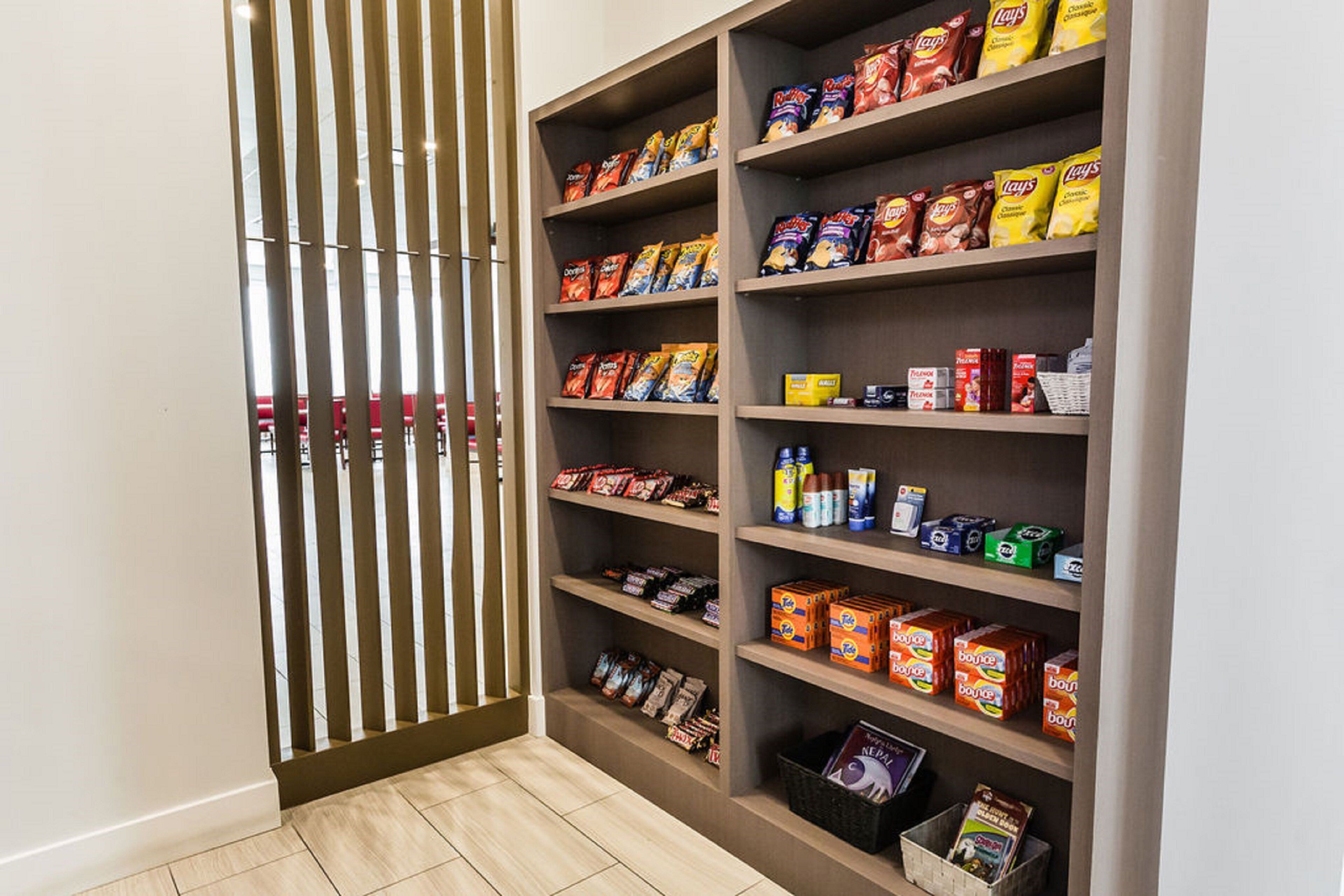 En hylla fylld med olika sorters chips och andra snacks.