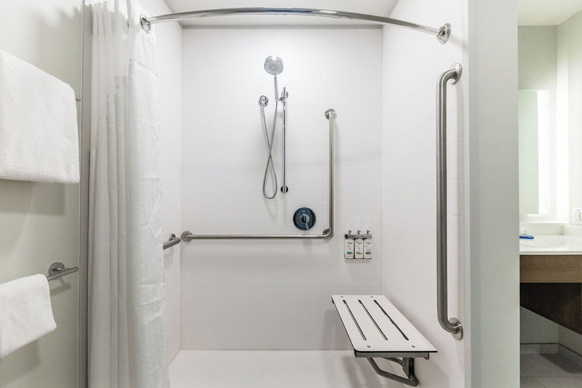 Suite, 2 Tempat Tidur Queen, akses difabel (Communications, Mobil, Roll-In Shower) | Meja kerja, ruang kerja ramah laptop, dan tirai kedap cahaya