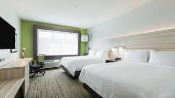 Muebles diferentes, escritorio y espacio para trabajar con laptop