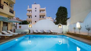 Voorkant accommodatie - avond/nacht