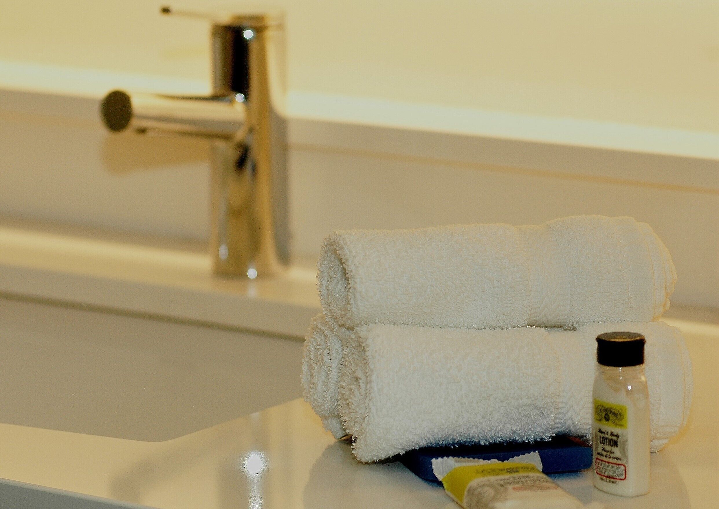 standard room | bathroom | combined shower/bathtub, towels