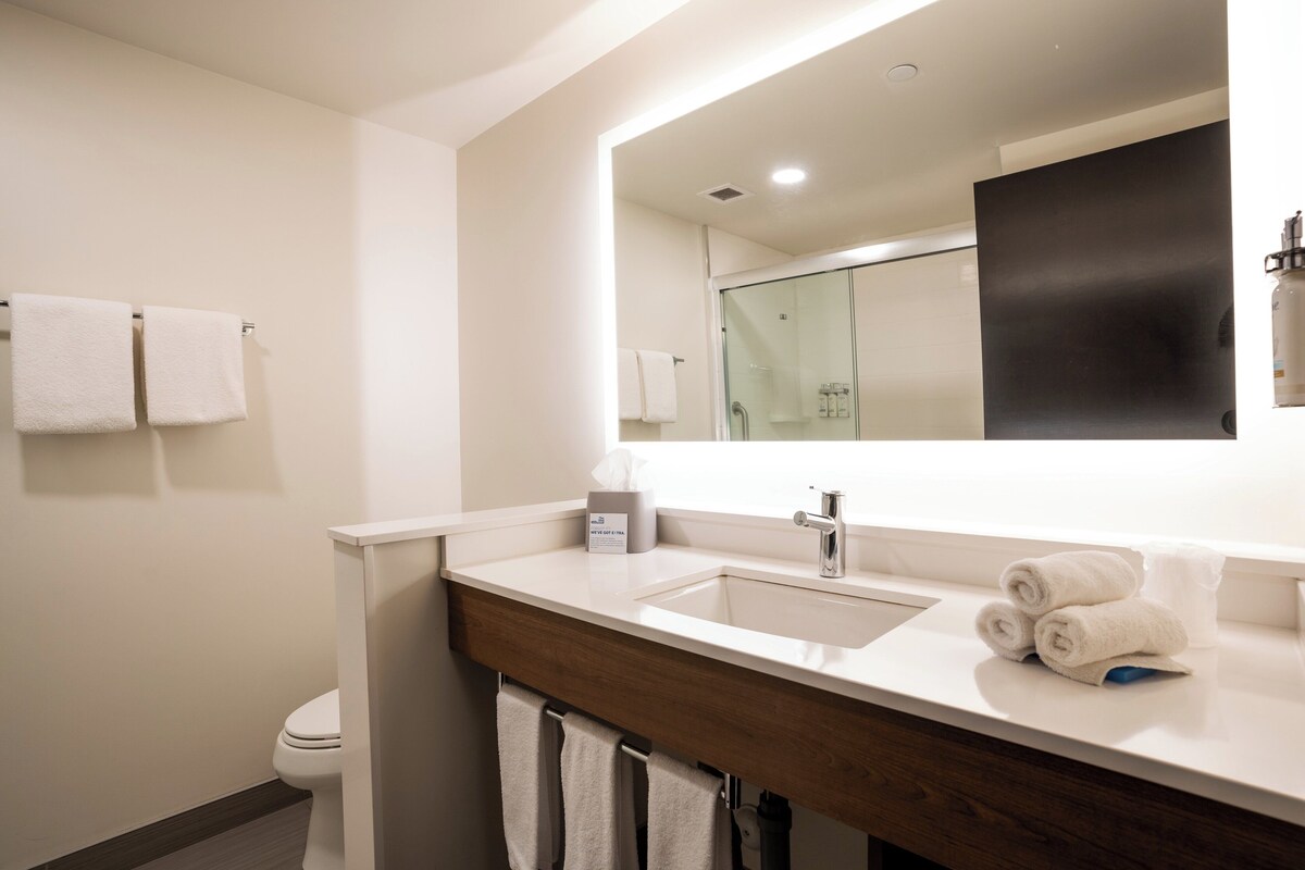 Suite, 1 Tempat Tidur King dengan tempat tidur Sofa | Meja kerja, ruang kerja ramah laptop, Wi-Fi gratis, dan seprai linen