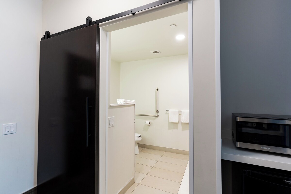 Kamar, 1 Tempat Tidur King, shower kursi roda (Mobility, Roll-In Shower) | Meja kerja, ruang kerja ramah laptop, Wi-Fi gratis, dan seprai linen