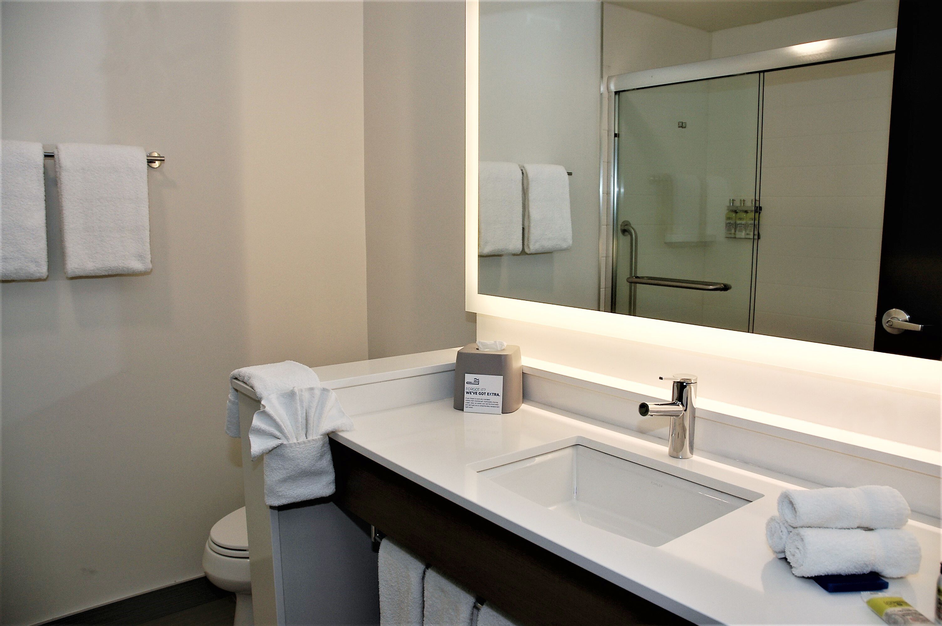 standard room | bathroom | combined shower/bathtub, towels