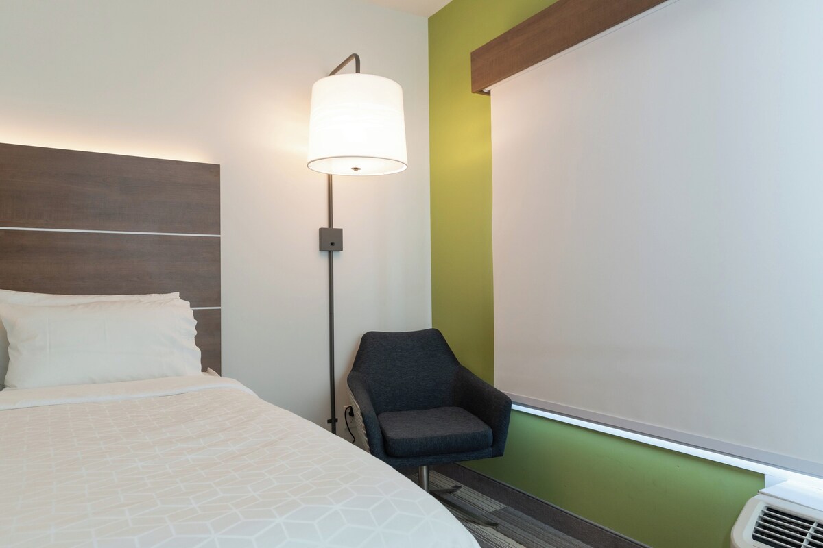 Kamar Standar, 2 Tempat Tidur Queen | Meja kerja, ruang kerja ramah laptop, Wi-Fi gratis, dan seprai linen
