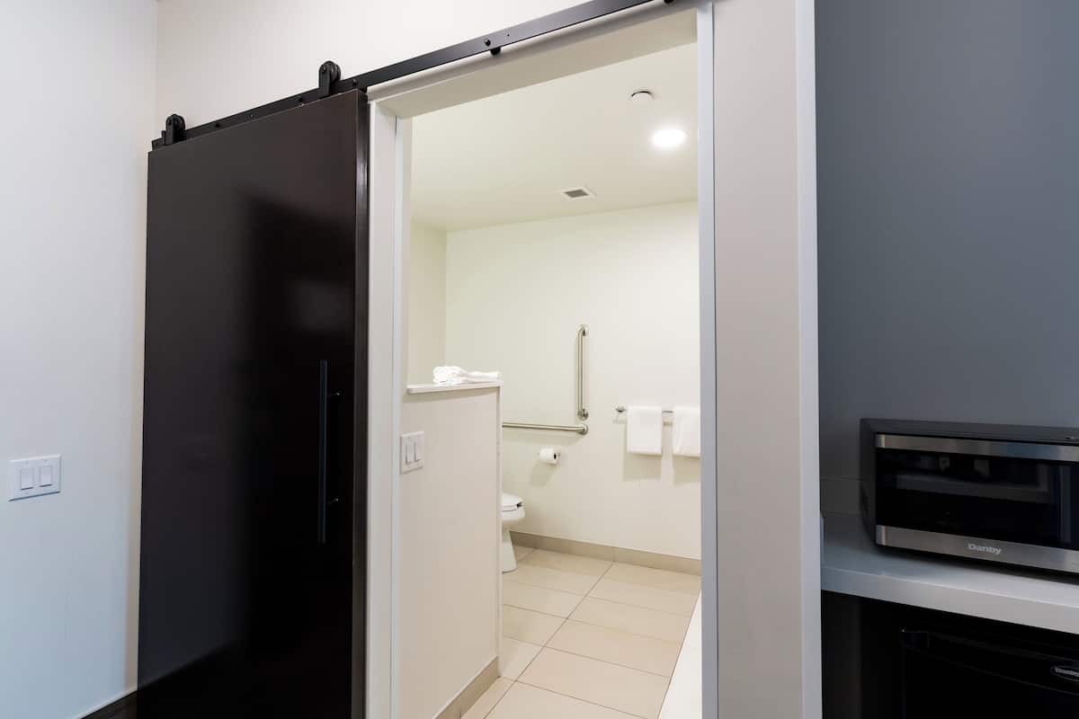 Chambre, 1 très grand lit, douche accessible en fauteuil roulant (Mobility, Roll-In Shower) | Bureau, espace de travail pour ordinateurs portables