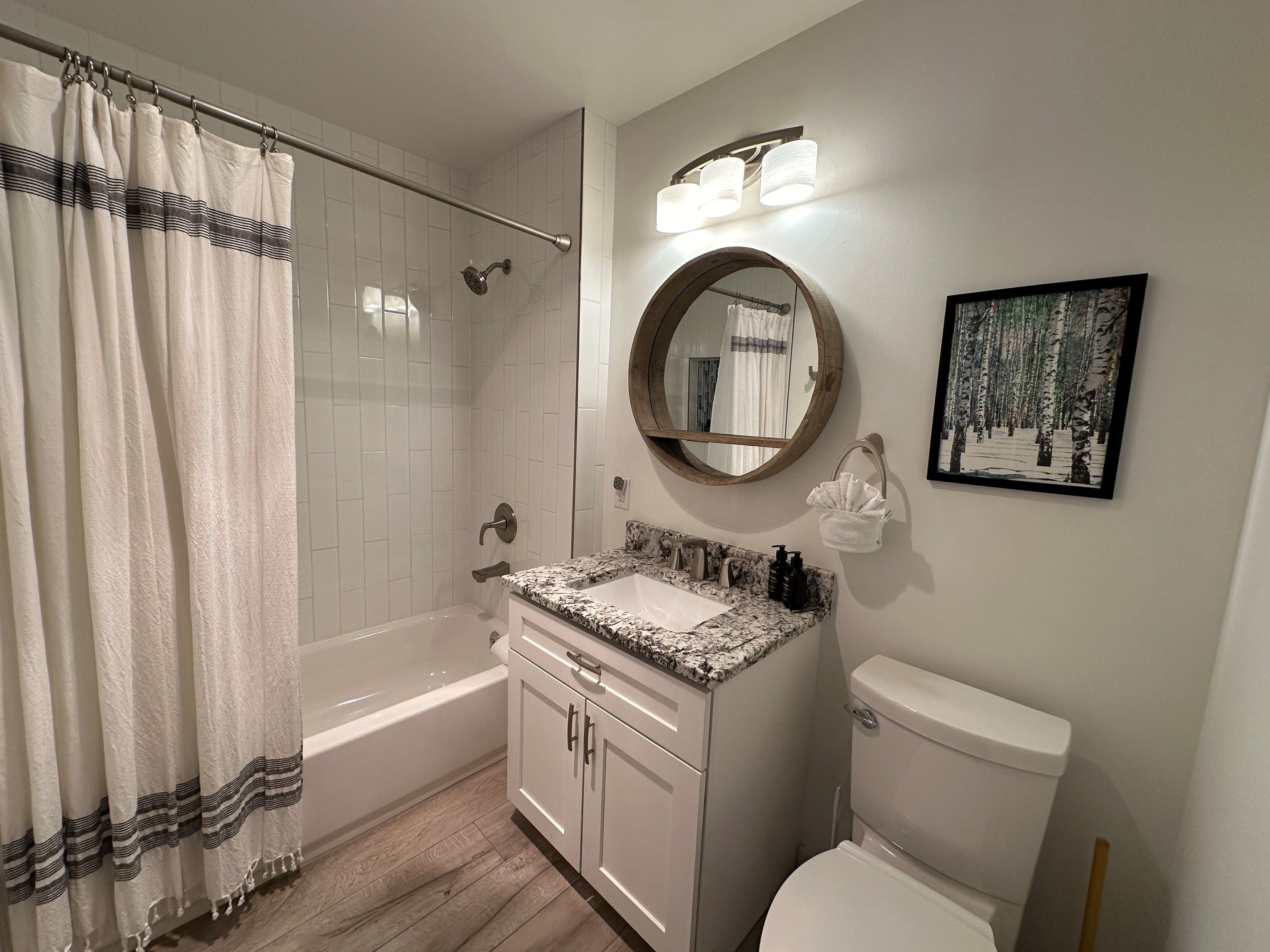 Un baño con bañera, ducha, lavabo e inodoro.