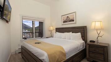 Condo, 1 Bedroom | 1 bedroom, iron/ironing board, free WiFi