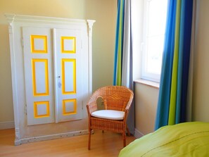 2 bedrooms, desk, iron/ironing board, travel cot - Family-friendly 4 **** holiday home with large grounds (Rankwitz)