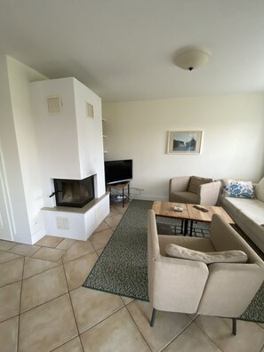 Fernseher, Kamin, DVD-Player, Stereoanlage