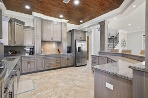 Huis, 6 slaapkamers | Privékeuken | Een magnetron, een oven