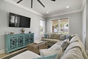 House, 6 Bedrooms | Living room