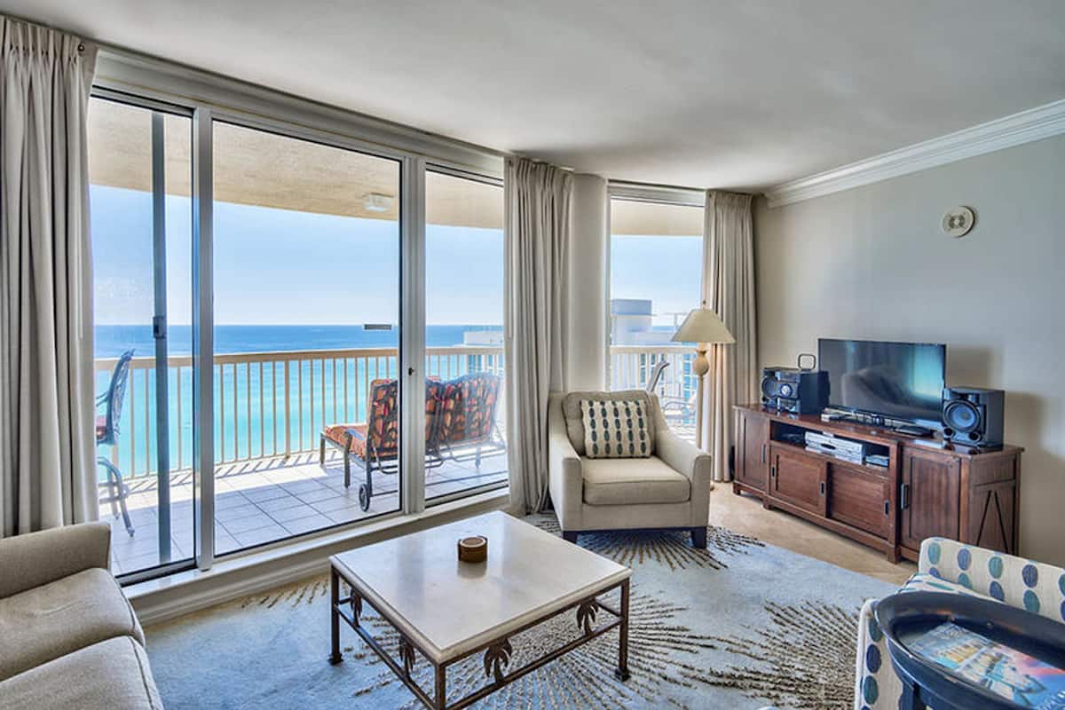 Condo, 3 Bedrooms | Living room