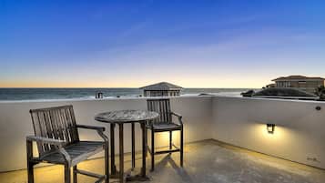 Casa, varias camas | Balcón