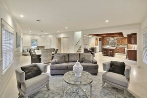 Hus, flere senger | Oppholdsrom | TV