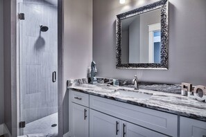 Duplex, Multiple Beds | Bathroom