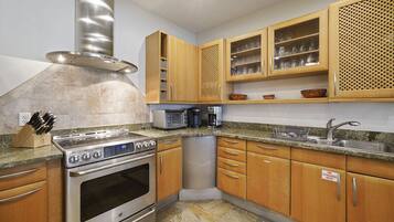 House, 5 Bedrooms | Private kitchen | Coffee/tea maker, toaster oven