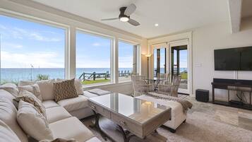 House, 5 Bedrooms | Living room | TV, fireplace, books