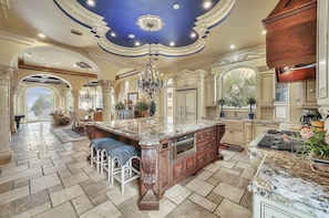 House, 4 Bedrooms | Private kitchen