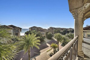 House, 4 Bedrooms | Balcony