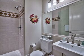 House, 6 Bedrooms | Bathroom