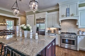 House, 6 Bedrooms | Private kitchen | Microwave