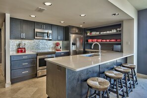 Condo, 3 Bedrooms | Private kitchen | Microwave