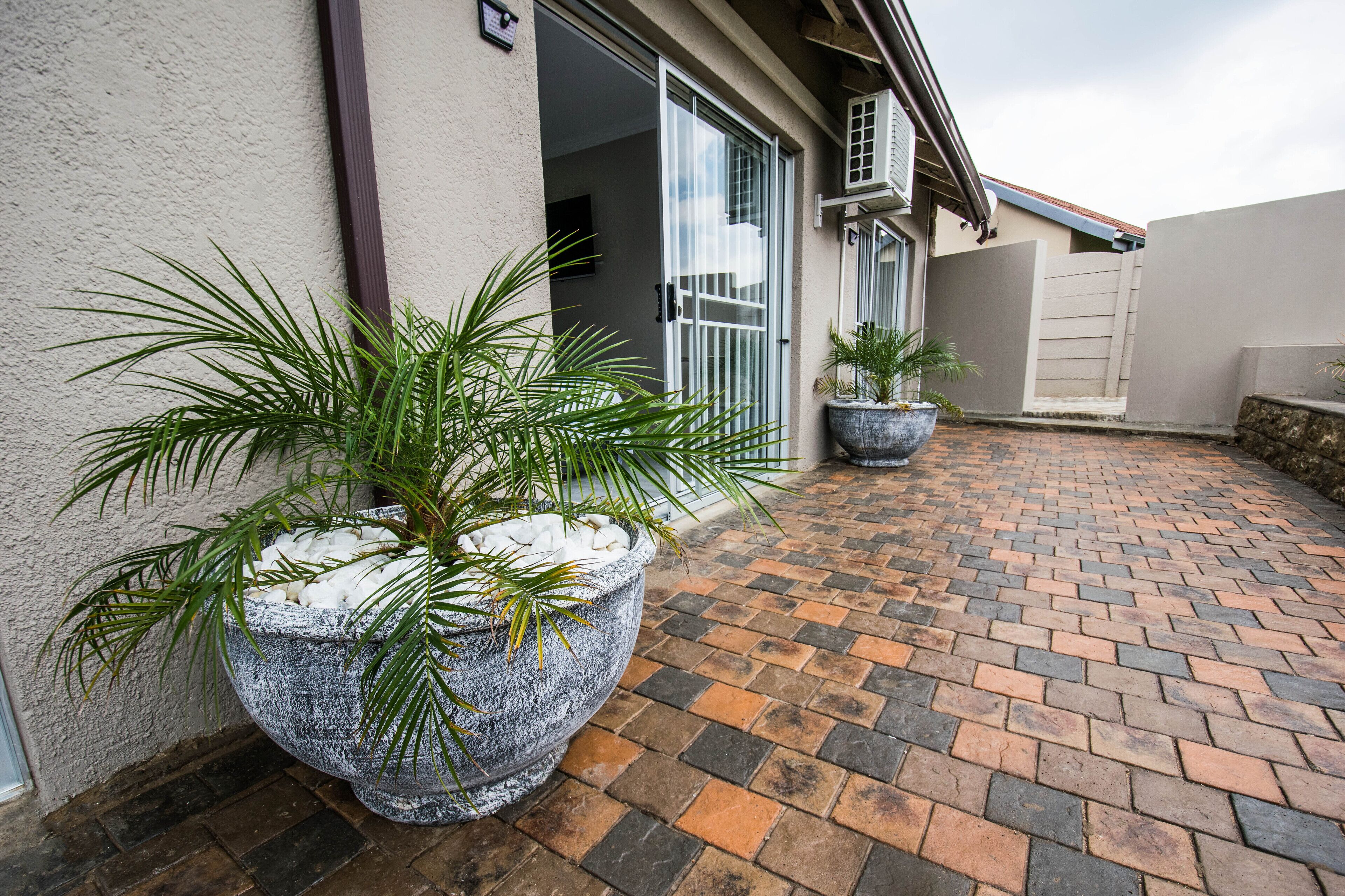 Apartemen Standar, 1 Tempat Tidur Queen, pemandangan kebun, lantai dasar (2 Adults) | Teras/patio