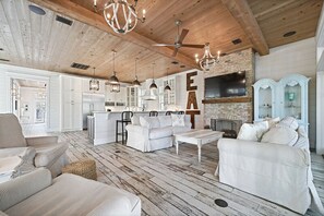 Huis, meerdere bedden | Woonkamer | Een flatscreentelevisie, een open haard en een dvd-speler