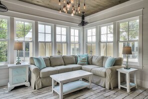 Huis, meerdere bedden | Woonkamer | Een flatscreentelevisie, een open haard en een dvd-speler