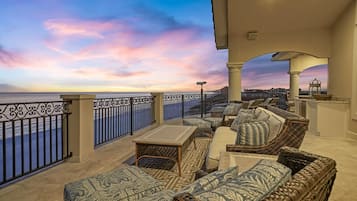 Casa, varias camas | Balcón