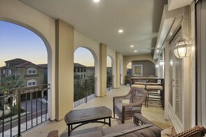 House, 5 Bedrooms | Balcony