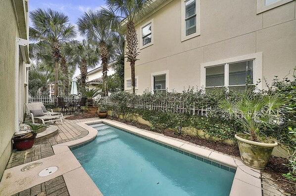House, 5 Bedrooms | Pool