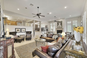 House, 5 Bedrooms | Living room