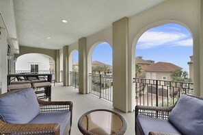 House, 5 Bedrooms | Balcony