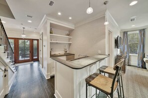 House, 5 Bedrooms | Private kitchen | Mini-fridge, microwave, oven, dishwasher