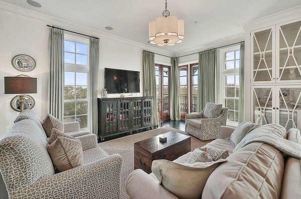 Casa, 5 habitaciones | Sala de estar | Televisión y chimenea 