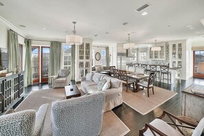 House, 5 Bedrooms | Living room