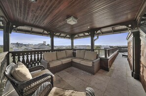 House, 5 Bedrooms | Balcony