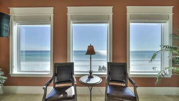 House, Multiple Beds | Living room | TV, fireplace