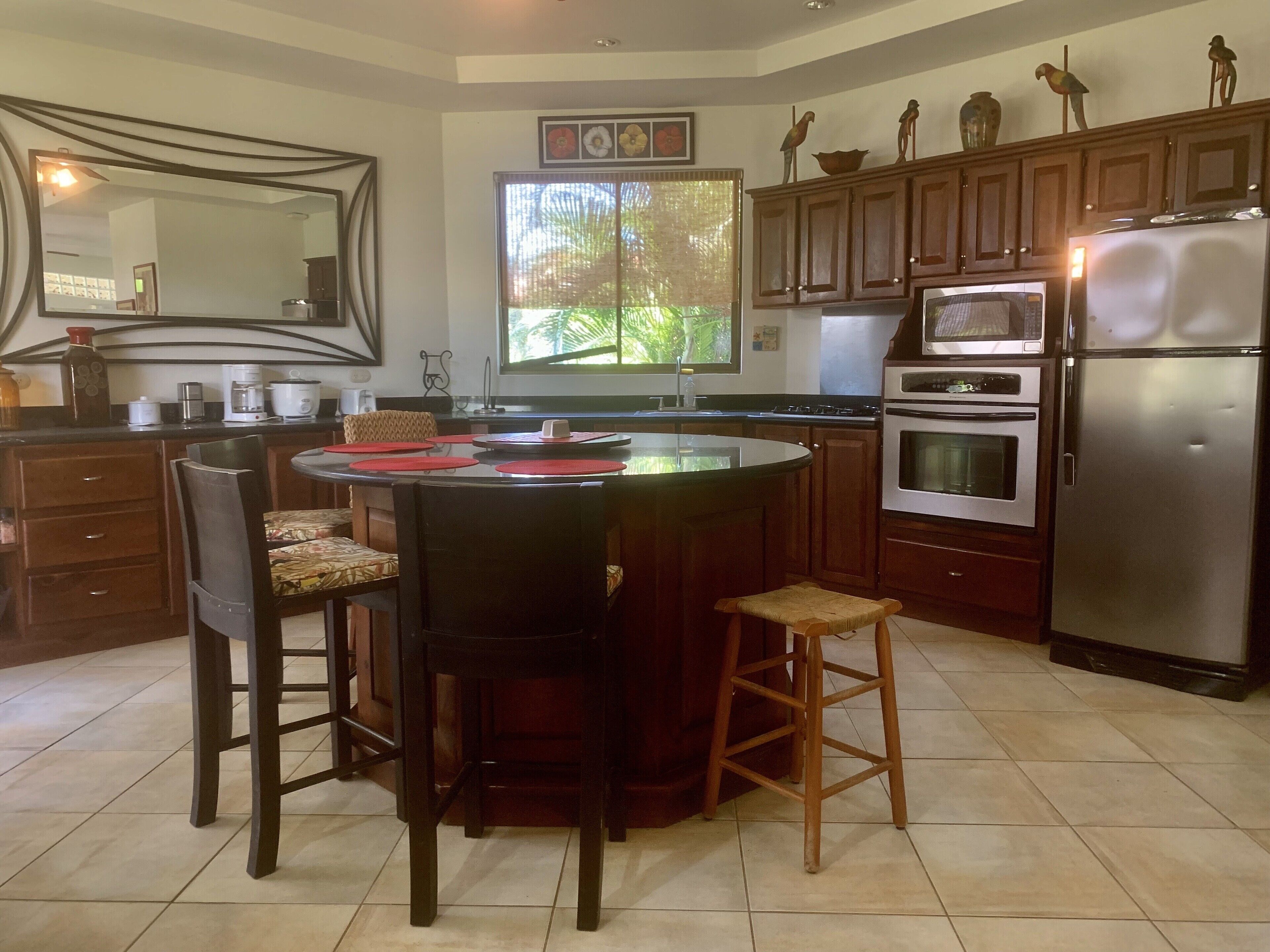 Jääkaappi, mikroaaltouuni, uuni, liesi