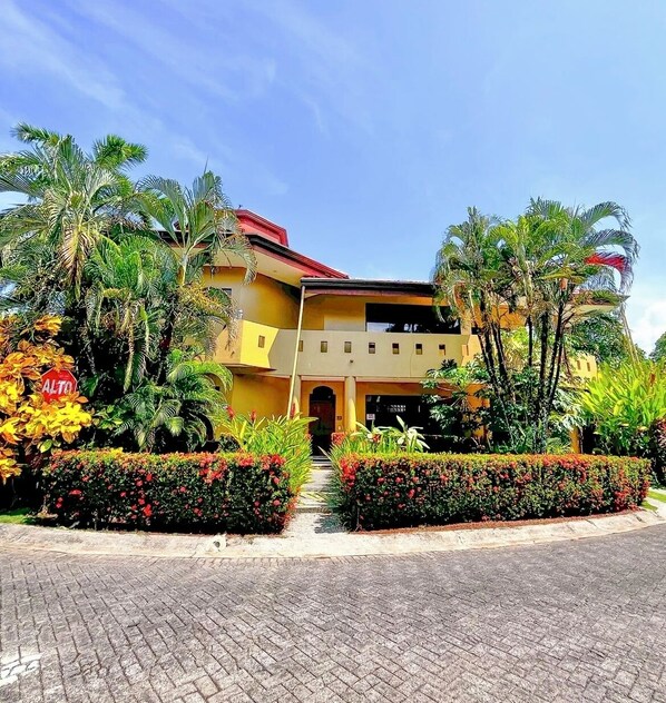 Exterior - Stylish Sol & Arena + Pool Table + Private Jacuzzi + GAS BBQ + Pet Friendly (Playa Hermosa Garabito Jaco)