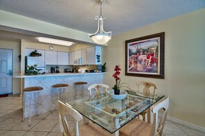 Condo, 2 phòng ngủ | Khu ăn uống