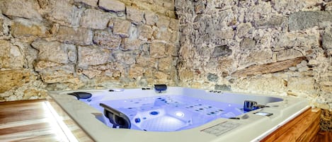 Sauna, tina de hidromasaje y baño de vapor