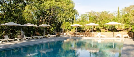 Außenpool, Sonnenschirme, Liegestühle