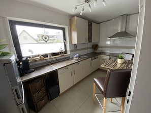 Een koelkast, een magnetron, een oven, een kookplaat