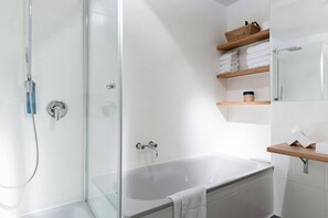 Luxury Apartment, 2 Bedrooms | Bathroom | Towels